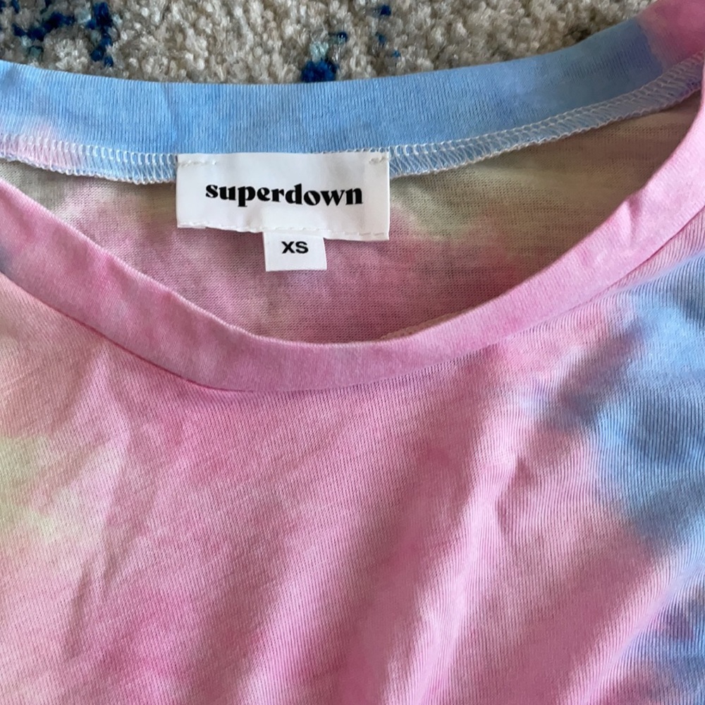 superdown Mariane Twist Front Tee in Blue Multi XS - Picture 6 of 8